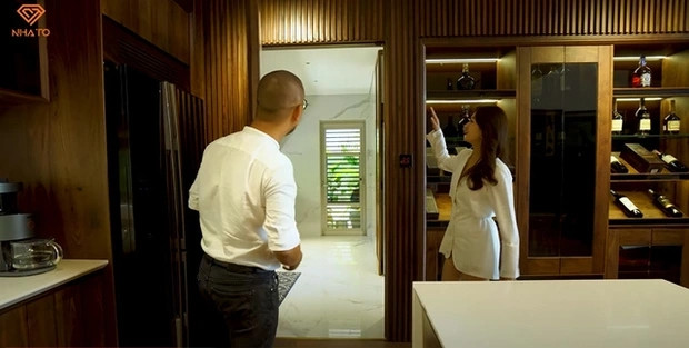 Một điểm ấn tượng nữa trong căn nhà là thiết kế cửa tài tình dưới dạng ẩn vách ngăn, không gây cộm cho mắt nhưng vẫn bảo đảm bố trí được các không gian khác cần thiết.