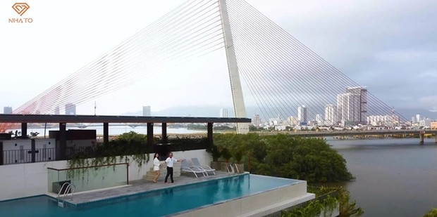 Bể bơi vô cực trên sân thượng có tầm nhìn toàn bộ thành phố Đà Nẵng, cầu Rồng... Nguồn ảnh: chụp màn hình NhaTo