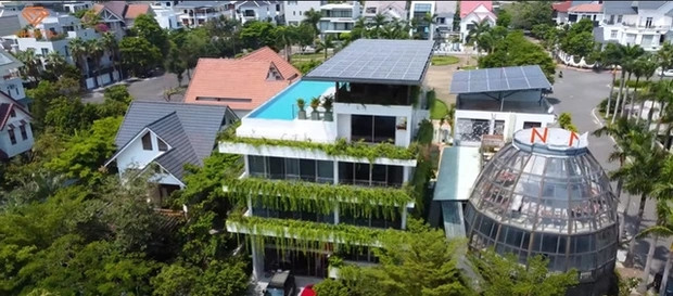 Trong hành trình đến với những căn biệt thự đẳng cấp và sang trọng, kênh YouTube Nhà To dừng chân tại Đà Nẵng để ghé thăm một tòa nhà tọa lạc ở khu vực Đảo Xanh bên bờ sông Hàn quanh năm gió thổi mát mẻ.