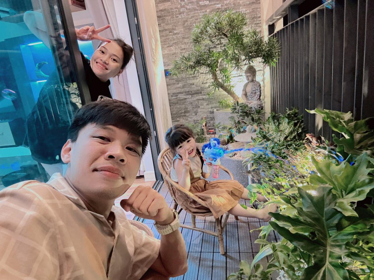 Ban công là nơi Trung Ruồi yêu thích nhất trong căn nhà của mình. Ảnh: FBNV