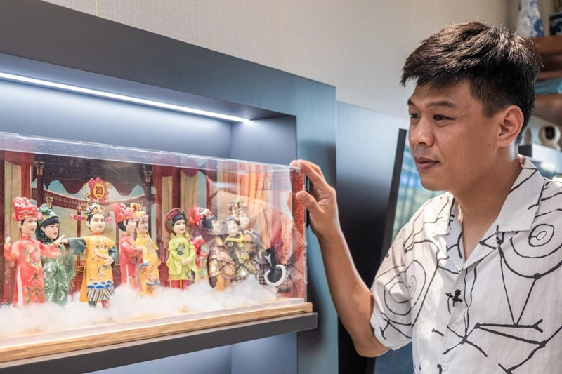 Được đóng Táo quân là vinh dự với một diễn viên trẻ như Trung Ruồi. Vì thế, anh rất yêu qúy món quà đặc biệt này và đặt trang trọng trong phòng khách. Ảnh: Phunuso