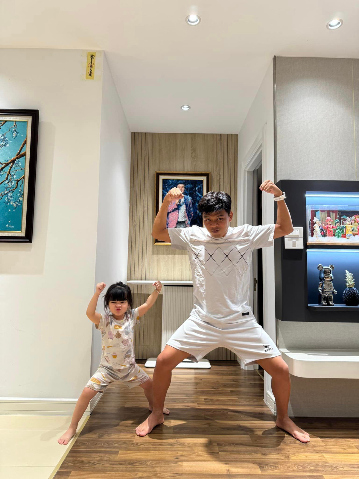 Chăm chỉ làm nghề, đến nay diễn viên Trung Ruồi đã có cuộc sống ổn định, tậu được nhà và xe hơi. Gần đây, vợ chồng nam diễn viên mua và chuyển sang căn nhà mới ở Cầu Giấy (Hà Nội). Ảnh: FBNV