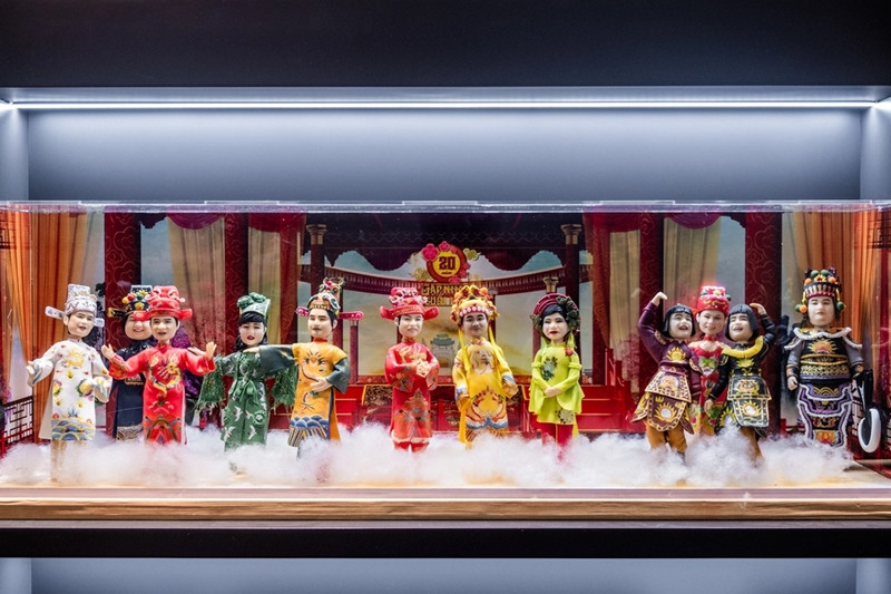 Điểm đặc biệt nhất trong phòng khách là chiếc hộp đặt những chú búp bê lấy hình mẫu là các nhân vật trong Táo Quân. Ảnh: Phunuso