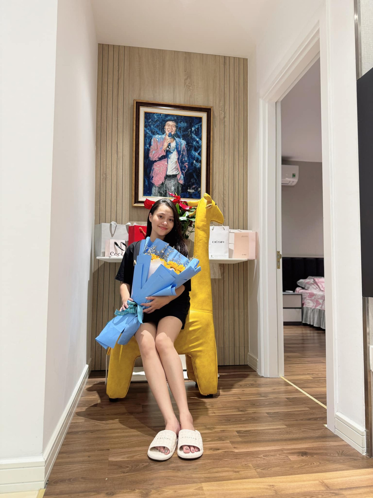 Nhà mới của vợ chồng Trung Ruồi rộng rãi, khang trang hơn căn hộ cũ rất nhiều. Ảnh: FBNV