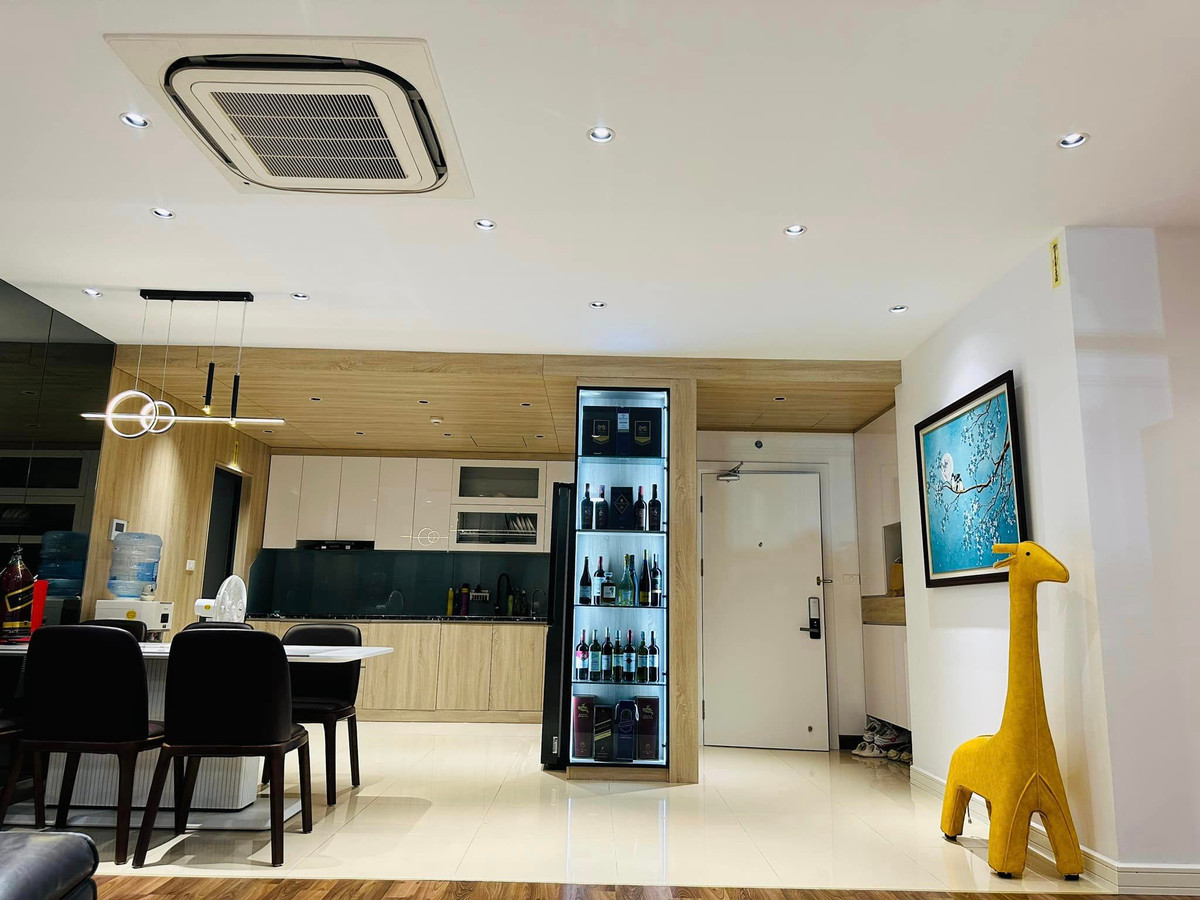 Khu bếp thông với phòng khách giúp tối ưu diện tích căn hộ. Ảnh: FBNV