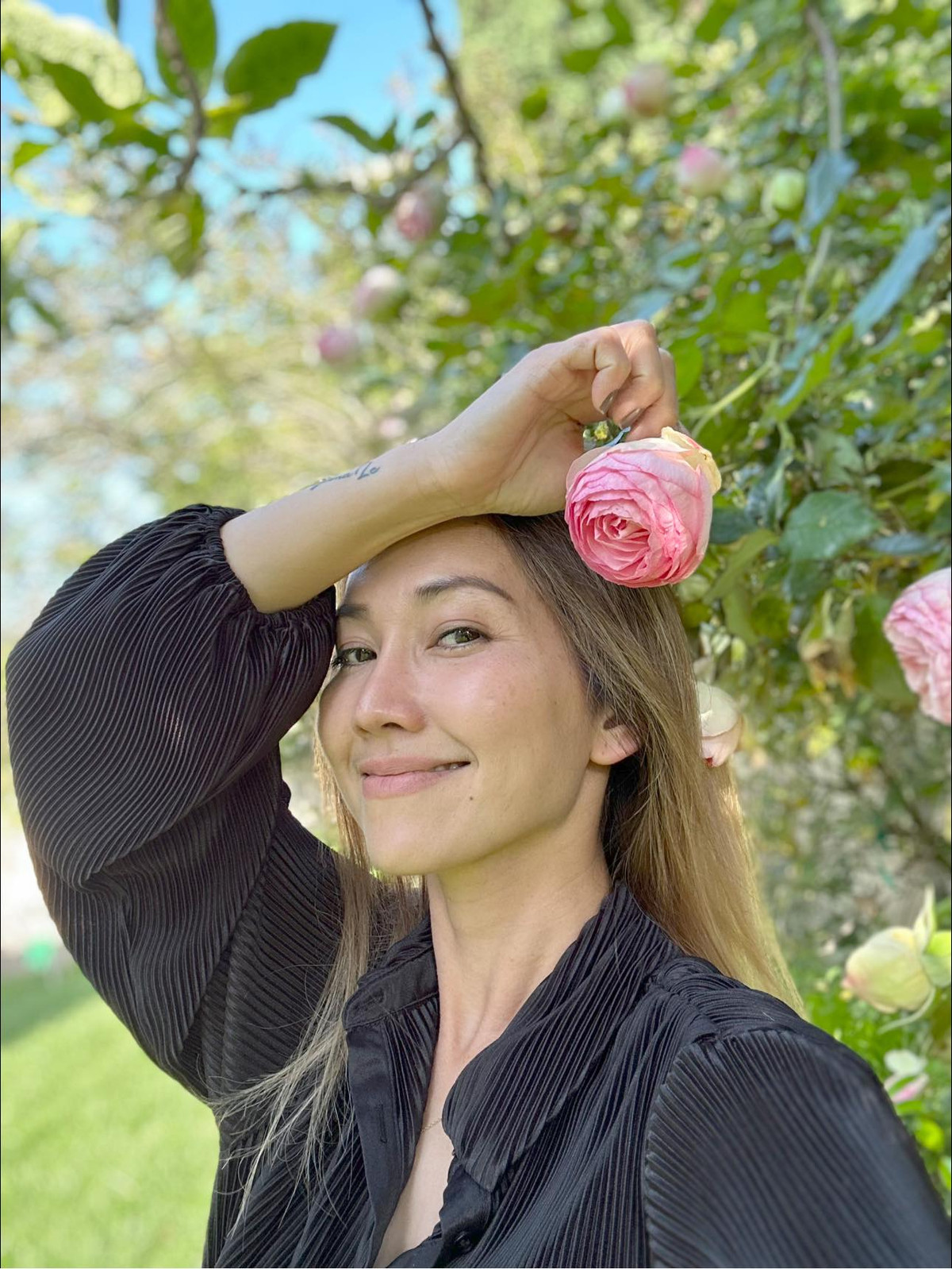 Kim Hiền tận hưởng buổi sáng nước Mỹ bên những khóm hồng nở rộ. Nguồn ảnh: FBNV