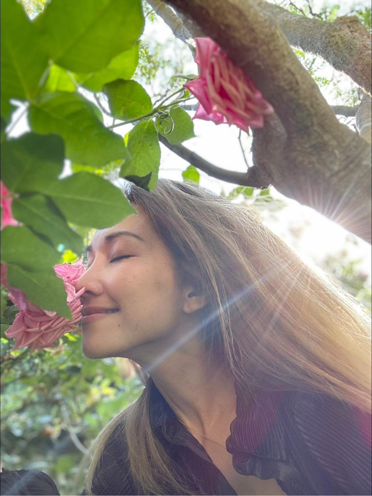 Dù bận đến mức nửa đêm mới có thời gian làm đẹp nhưng Kim Hiền vẫn tranh thủ ra vườn như cách cân bằng cảm xúc.