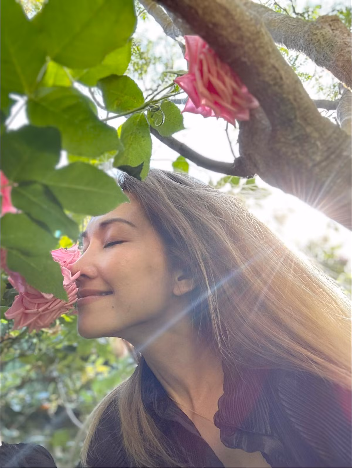 Dù bận đến mức nửa đêm mới có thời gian làm đẹp nhưng Kim Hiền vẫn tranh thủ ra vườn như cách cân bằng cảm xúc.