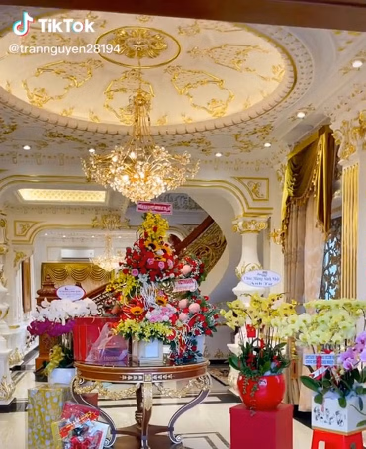 Thậm chí, có người từ TP HCM không quản đường xa đến tận Thủ Thừa, (Long An) để ngắm tòa lâu đài.