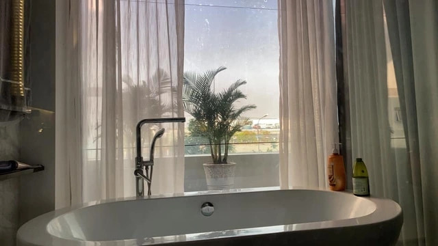 Phòng tắm hiện đại có view nhìn ra bên ngoài.