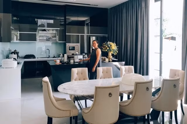 Khu vực bếp sạch sẽ và ngăn nắp.