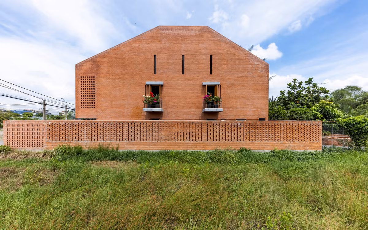 Ngôi nhà lớn thiết kế mái dốc. Khoảng trống trung tâm mở ra tầng áp mái, được sử dụng làm không gian thờ cúng.