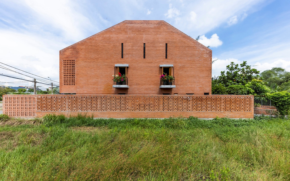 Ngôi nhà lớn thiết kế mái dốc. Khoảng trống trung tâm mở ra tầng áp mái, được sử dụng làm không gian thờ cúng.