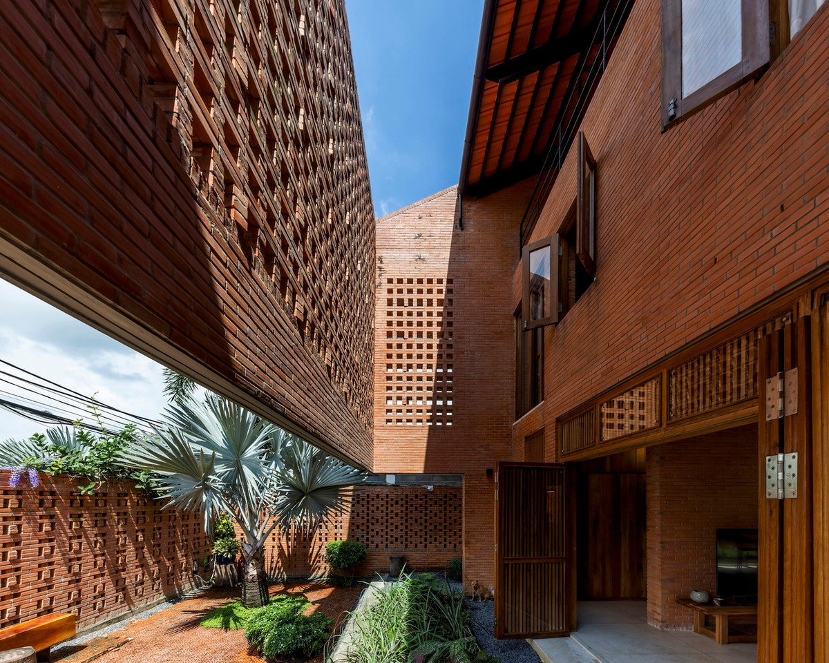 Gió chứa hơi ẩm bốc hơi từ dòng kênh trong khu đô thị di chuyển vào bên trong qua các khe hở và lớp tường gạch.