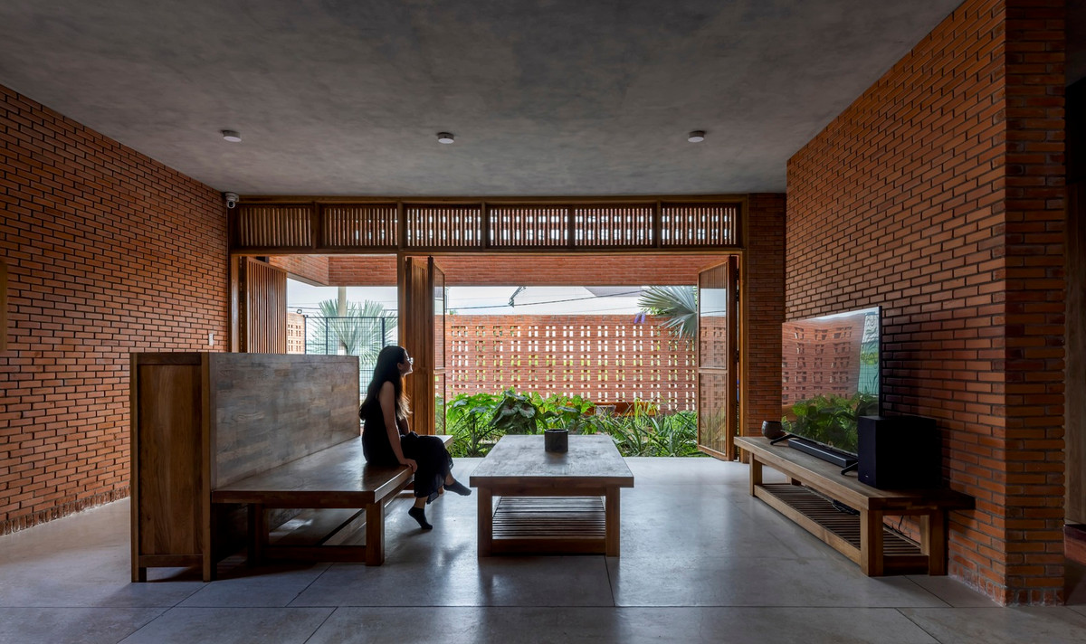 Cách tiếp cận bên ngoài bao gồm tầm nhìn ra bên ngoài nhưng vẫn đảm bảo tính riêng trong nhà và tránh ánh nắng gay gắt của mặt trời.