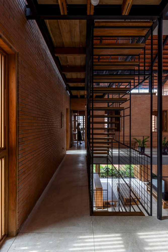 Tòa nhà được quy hoạch trong một khu dân cư thấp, đông đúc thuộc khu vực ven đô nên cách tiếp cận từ hai phía: bên trong và bên ngoài.