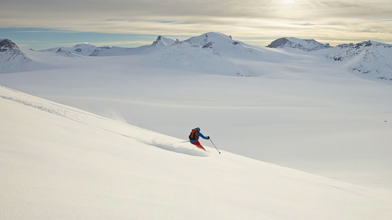 Thậm chí, để chuyến trượt tuyết thêm lãng mạn, một cặp vợ chồng thuộc giới siêu giàu yêu cầu nhân viên tại khu trượt tuyết Stein Eriksen Lodge (Mỹ) tạo ra tuyết màu hồng mà không quan tâm đến giá. Ảnh: Financial Times