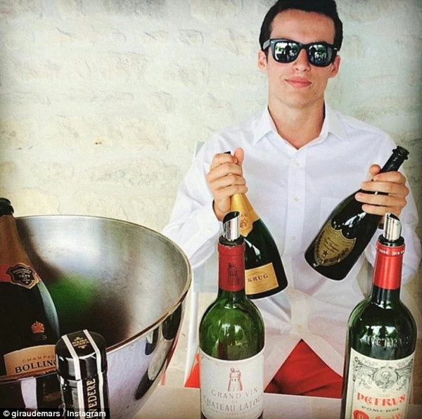 Nhấm nháp ly champagne đắt tiền trong hộp đêm sang trọng cũng là thú vui đón năm mới của không ít giới siêu giàu trên thế giới. Ảnh: Getty