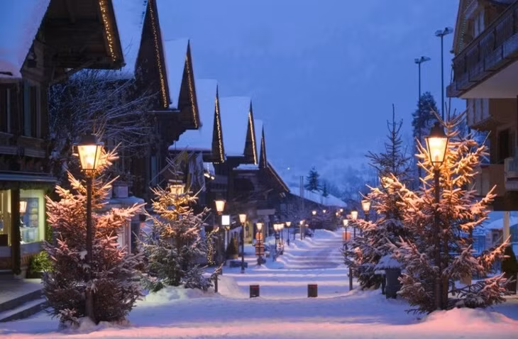 Chia sẻ trên tạp chí Business Insider, Nicole Pollard Bayme - nhà sáng lập công ty mua sắm và tạo kiểu tóc sang trọng LaLaLuxe, cho biết nhiều tỷ phú chi tiền xây những ngôi nhà lớn ở điểm du lịch nổi tiếng Aspen, bang Colorado (Mỹ) chỉ để cả gia đình sum họp cùng nhau trong dịp nghỉ lễ. Ảnh: Country Life