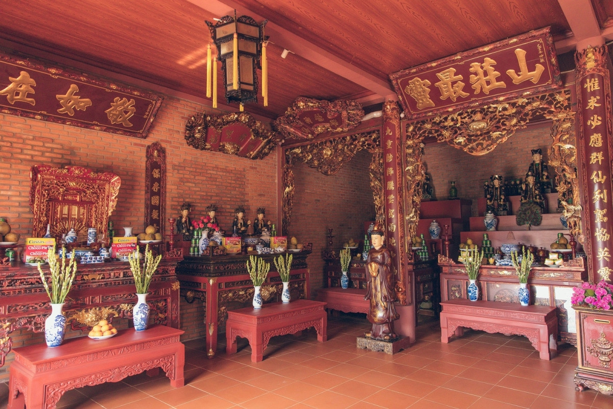 Từ cổng chính nhìn vào khu biệt phủ là ba gian nhà chính. Trong đó gian đầu tiên thờ Phật, Tam tòa đức quốc mẫu, tổ nghiệp và gia tộc họ Trần, Lê. Gian thứ 2 là gian ở dành cho gia đình. Gian thứ 3 là khu dành cho đãi tiệc và tiếp khách. Ảnh: Anninhthudo