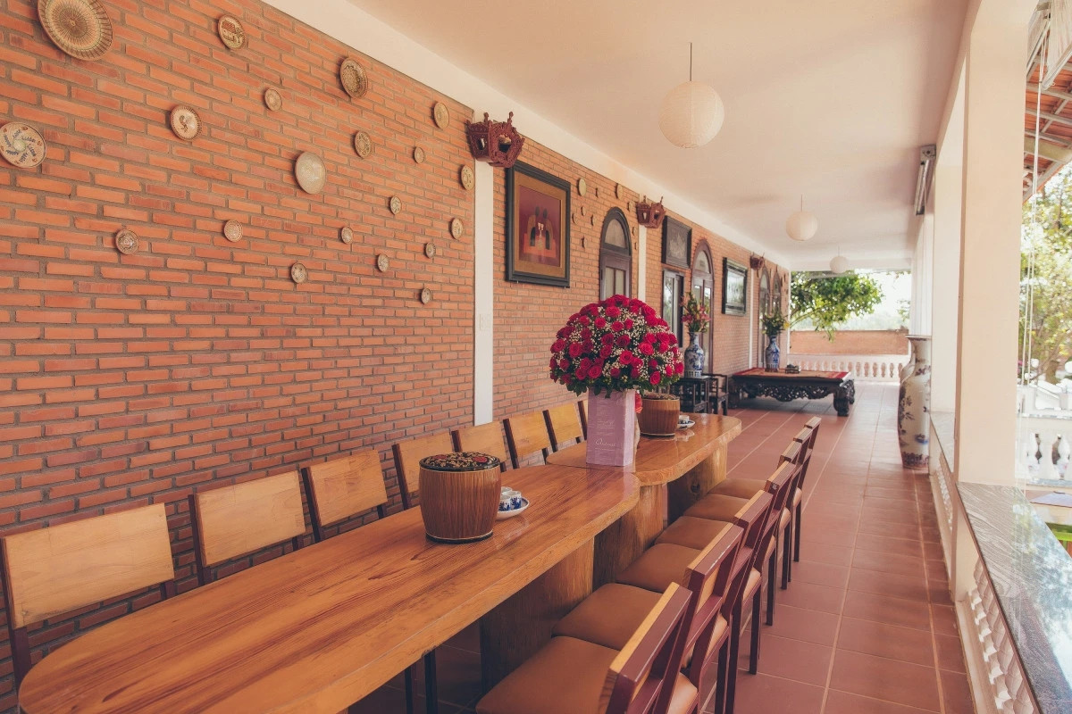 Ngoài ra còn có các gian nhà phụ trợ như bếp, nhà kho, đài hóa vàng, gian tiếp khách thoáng đãng. Ảnh: Facebook