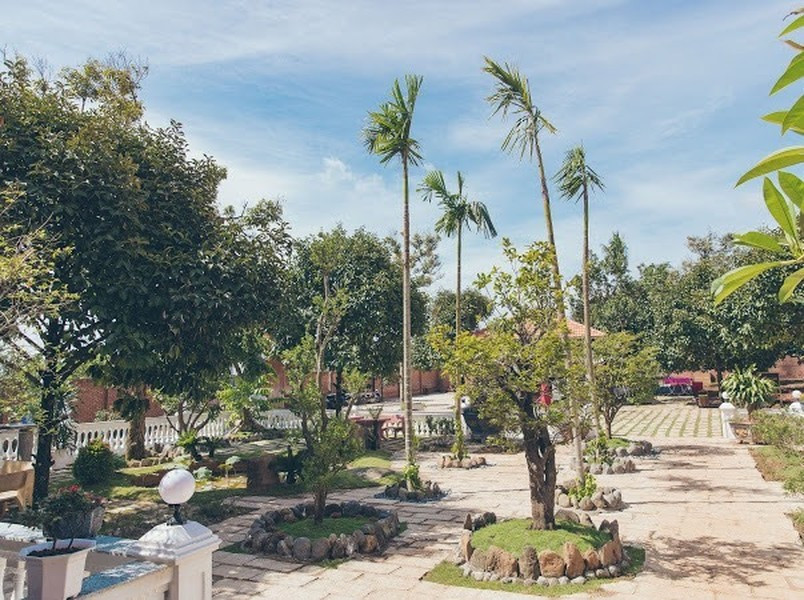 "Đại gia kim cương" đã chắt lọc từng nhành cây ngọn cỏ, đào ao sen, chăm chút từng viên gạch, tự tay sắp đặt từng món đồ nội thất, cho đến vật dụng và trang trí... Ảnh: Anninhthudo