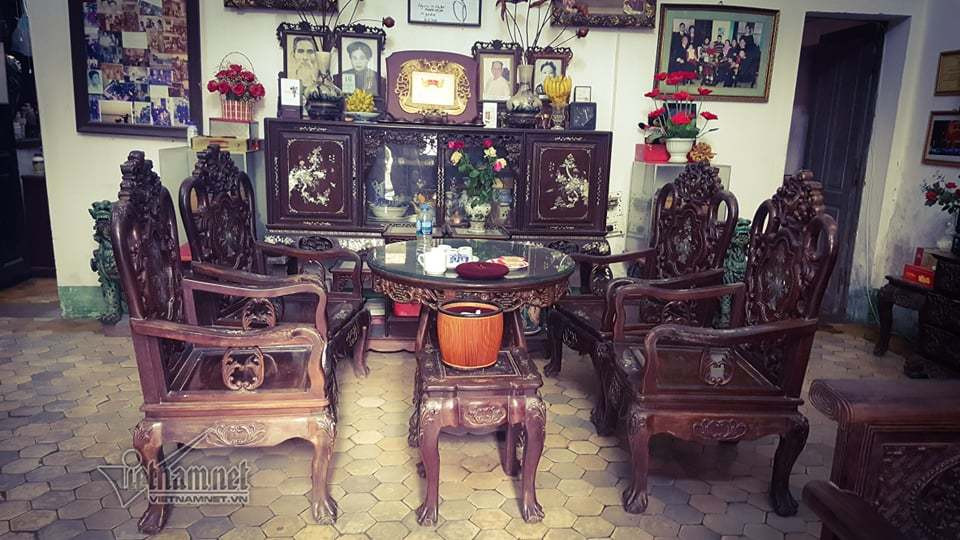 Bộ bàn uống nước bằng gỗ quý, khảm ốc và trai. Ảnh: Vietnamnet