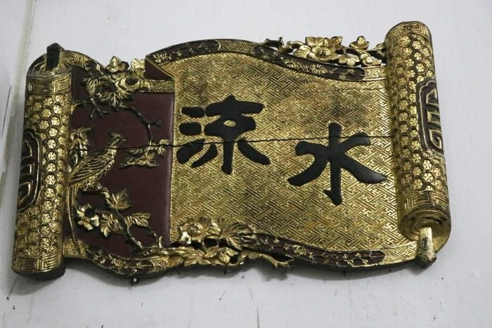 Hai bên góc nhà là cuốn thư mạ vàng. Ảnh: Saostar