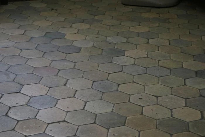 Nền nhà lát bằng thứ gạch men được nung 7 lửa vẫn còn nguyên vẹn. Ảnh: Saostar