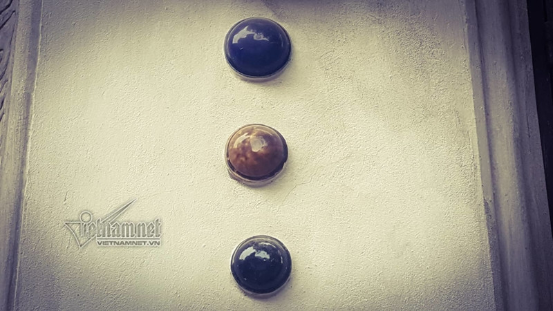 Hai bên cửa là các viên đá hình tròn nhiều màu sắc trang trí. Ảnh: Vietnamnet