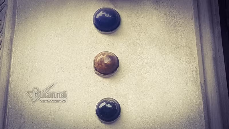 Hai bên cửa là các viên đá hình tròn nhiều màu sắc trang trí. Ảnh: Vietnamnet