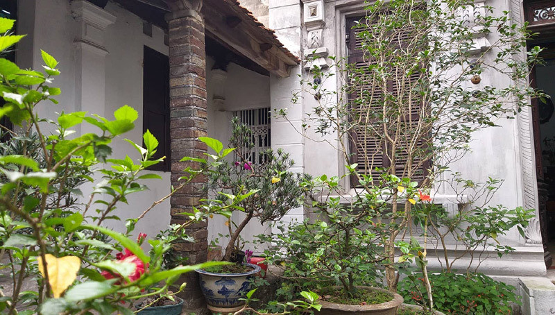 Khuôn viên căn biệt thự cổ có tổng diện tích 500 m2, trong đó mặt bằng ngôi nhà 50m2, hai tầng bề thế, nhiều cửa sổ. Ảnh: Vietnamnet