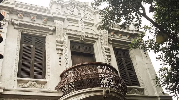 Trải qua biết bao biến cố của thời gian song căn nhà vẫn giữ được nét kiến trúc mang phong cách Pháp từ thời đặt những viên gạch đầu tiên. Ảnh: Vietnamnet