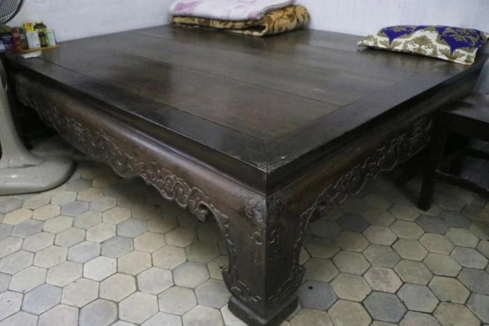 Trong nhà còn lưu giữ nhiều đồ cổ có giá trị như sập gỗ gụ, điêu khắc tinh xảo.... Ảnh: Saostar