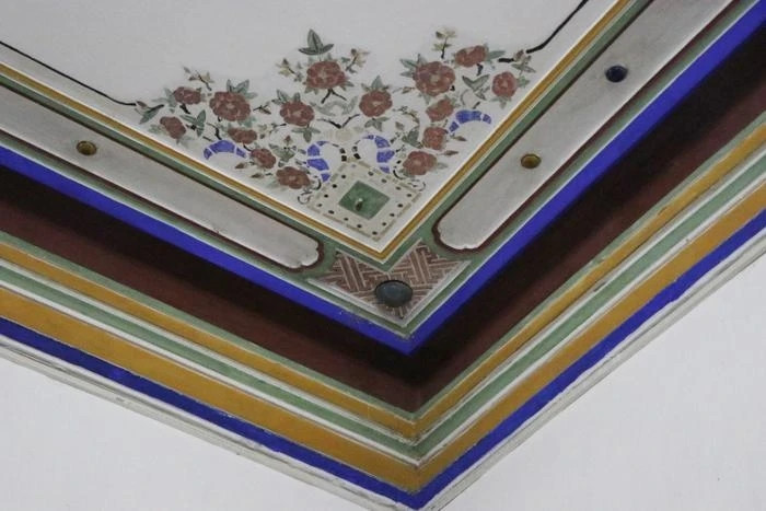 Phần lớn nguyên liệu xây tường, lát nền, lợp mái đều do các thợ Bát Tràng dày kinh nghiệm sản xuất từ xưởng gốm của làng. Ảnh: Saostar