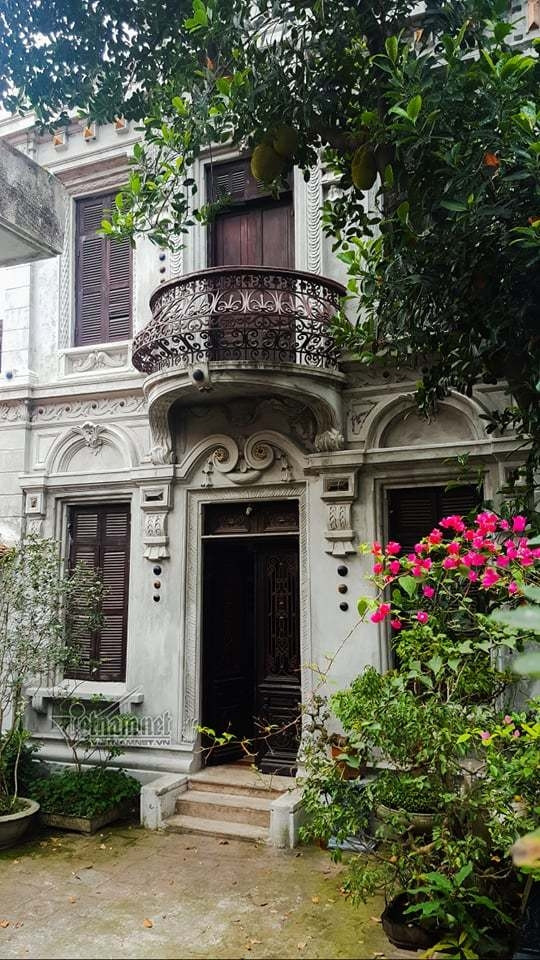Nằm sâu trong làng cổ Bát Tràng (huyện Gia Lâm, Hà Nội), ngôi biệt thự cổ hơn 120 năm tuổi của gia đình ông Lê Hồng Đức (ngoài 80 tuổi) vẫn giữ được nét cổ kính đặc biệt. Ảnh: Vietnamnet