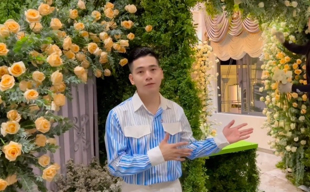 Tại Đồng Tháp, Thanh Đoàn chuẩn bị 2 tấn hoa tươi, tương đương với hàng triệu bông hồng để trang trí từ lối vào đến phòng gia tiên ở biệt thự 3.000 m2. Ảnh: Phunumoi