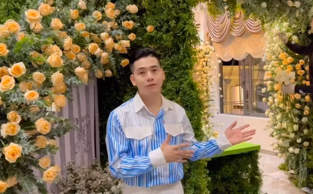 Tại Đồng Tháp, Thanh Đoàn chuẩn bị 2 tấn hoa tươi, tương đương với hàng triệu bông hồng để trang trí từ lối vào đến phòng gia tiên ở biệt thự 3.000 m2. Ảnh: Phunumoi