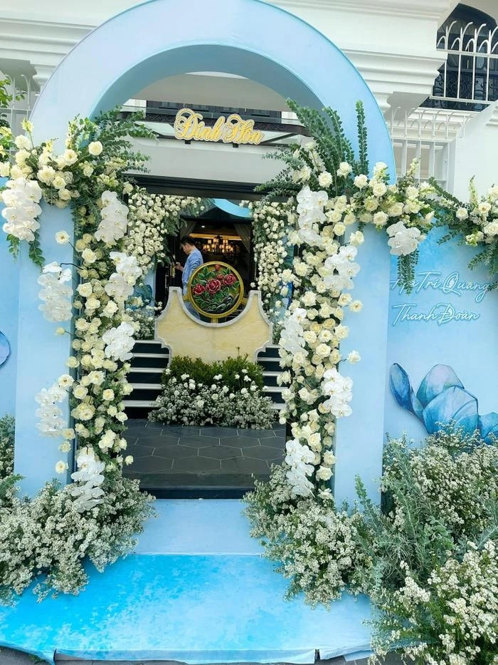 Theo đơn vị trang trí tiệc cưới cho cặp đôi, hôn lễ sẽ được trang trí phủ đầy hoa tươi và treo ảnh cặp đôi tại nhiều vị trí. Ảnh: Saostar