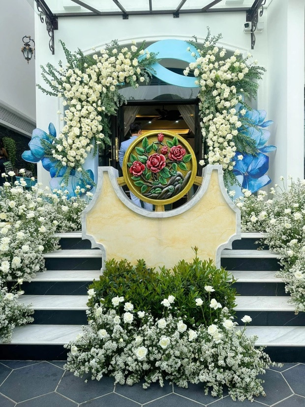 Dù lễ ăn hỏi được tổ chức chính tại Đồng Tháp nhưng cơ ngơi ở TP HCM cũng được trang trí rất lộng lẫy. Ảnh: Phunumoi