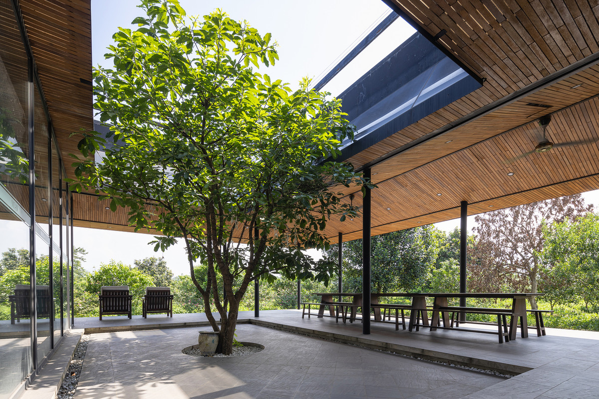 Với mẫu nhà cấp 4 này, phần mái hiên được thiết kế rộng rãi vừa làm nơi cho gia đình sinh hoạt vừa làm nơi gặp gỡ, trò chuyện với hàng xóm hay tổ chức cỗ, tiệc mỗi dịp lễ, Tết.