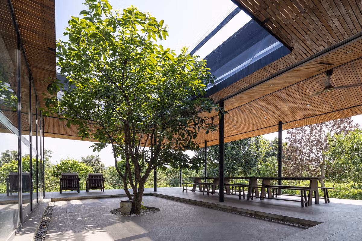 Với mẫu nhà cấp 4 này, phần mái hiên được thiết kế rộng rãi vừa làm nơi cho gia đình sinh hoạt vừa làm nơi gặp gỡ, trò chuyện với hàng xóm hay tổ chức cỗ, tiệc mỗi dịp lễ, Tết.