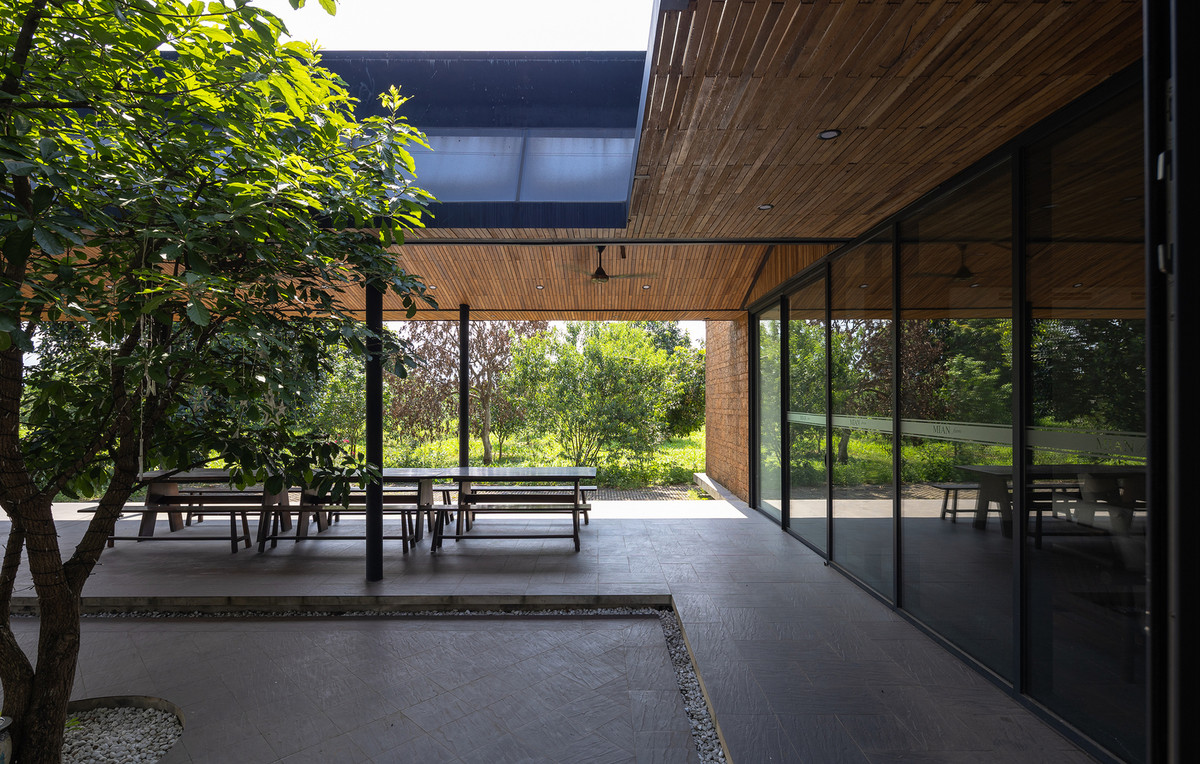 Để giảm chi phí xây dựng, kiến trúc sư sử dụng khung kết cấu bao gồm các cột thép tròn đỡ mái, trong khi các phòng được bố trí linh hoạt trong không gian bên dưới.