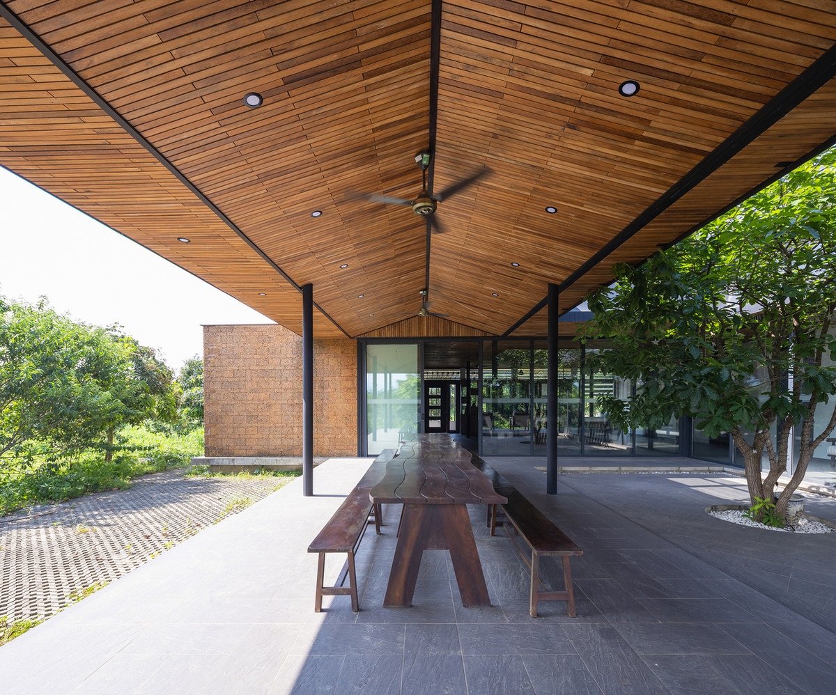 Sân trong có mái che có thể thu vào để che mưa hoặc nắng, phục vụ cho cả việc thu hoạch và mở rộng không gian sử dụng.