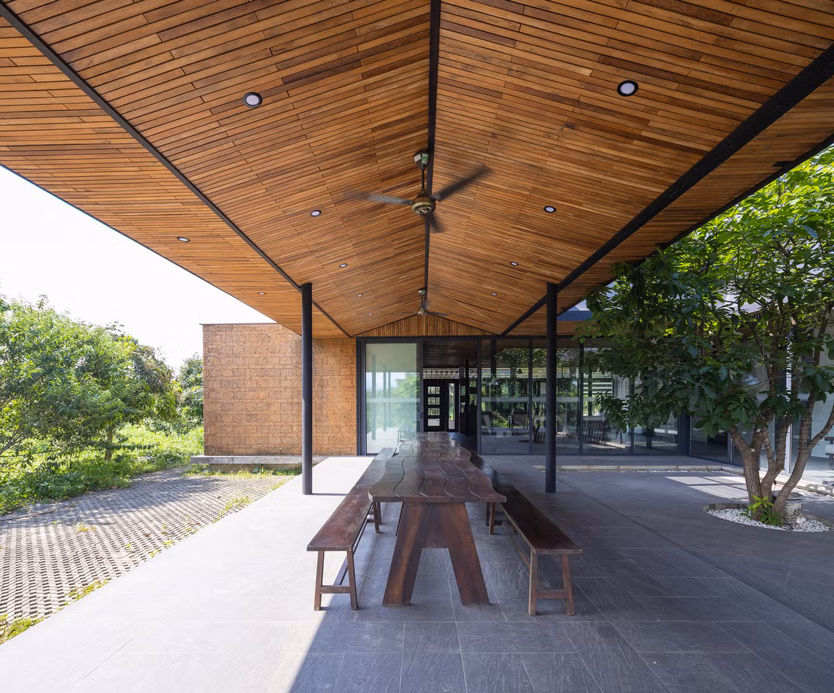 Sân trong có mái che có thể thu vào để che mưa hoặc nắng, phục vụ cho cả việc thu hoạch và mở rộng không gian sử dụng.