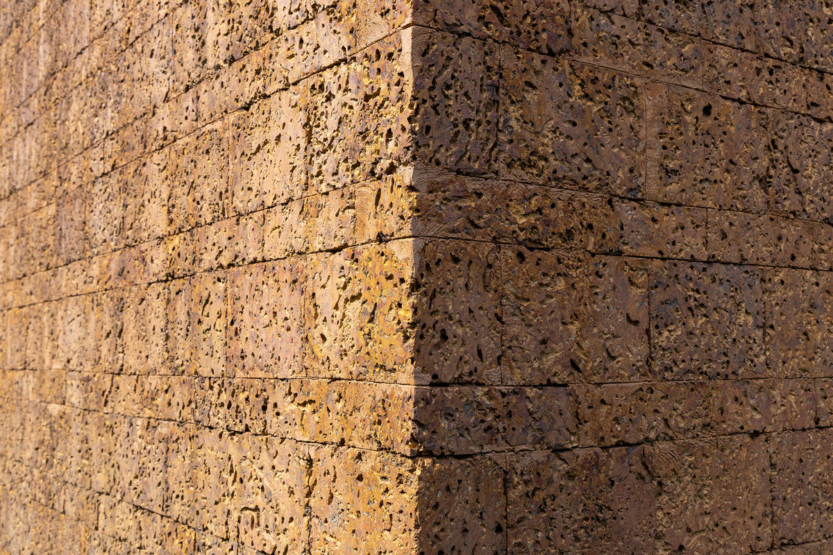 Phần tường sử dụng đá ong địa phương giúp cách nhiệt, cách âm, tạo sự gần gũi.