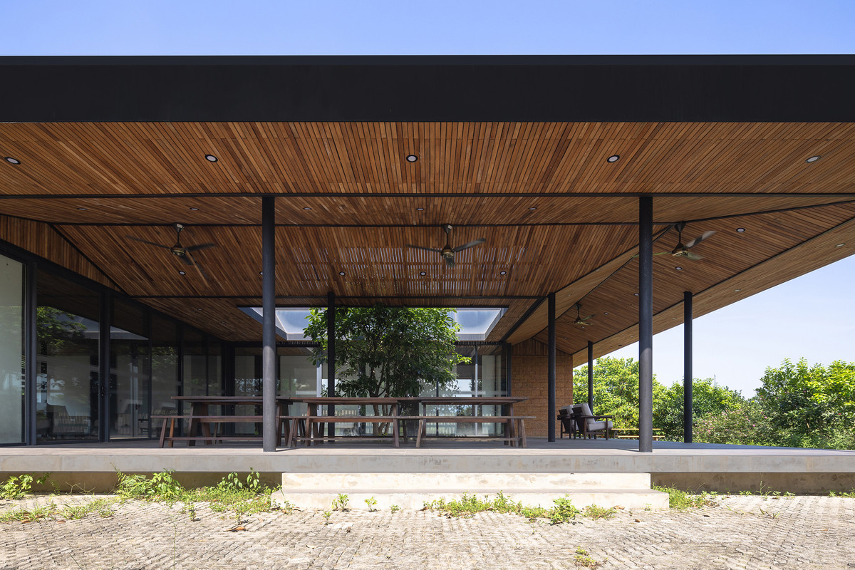 Thiết kế hướng tới sự đơn giản và dễ thực hiện, phù hợp với những dự án mà chủ nhà tự tổ chức xây dựng. Ngoài ra, căn nhà thể hiện các nguyên tắc nội tại của kiến trúc bền vững, bao gồm việc sử dụng vật liệu địa phương, ánh sáng và thông gió tự nhiên, khả năng thực hiện đơn giản, hiệu quả năng lượng và thiết kế hài hòa với thiên nhiên.