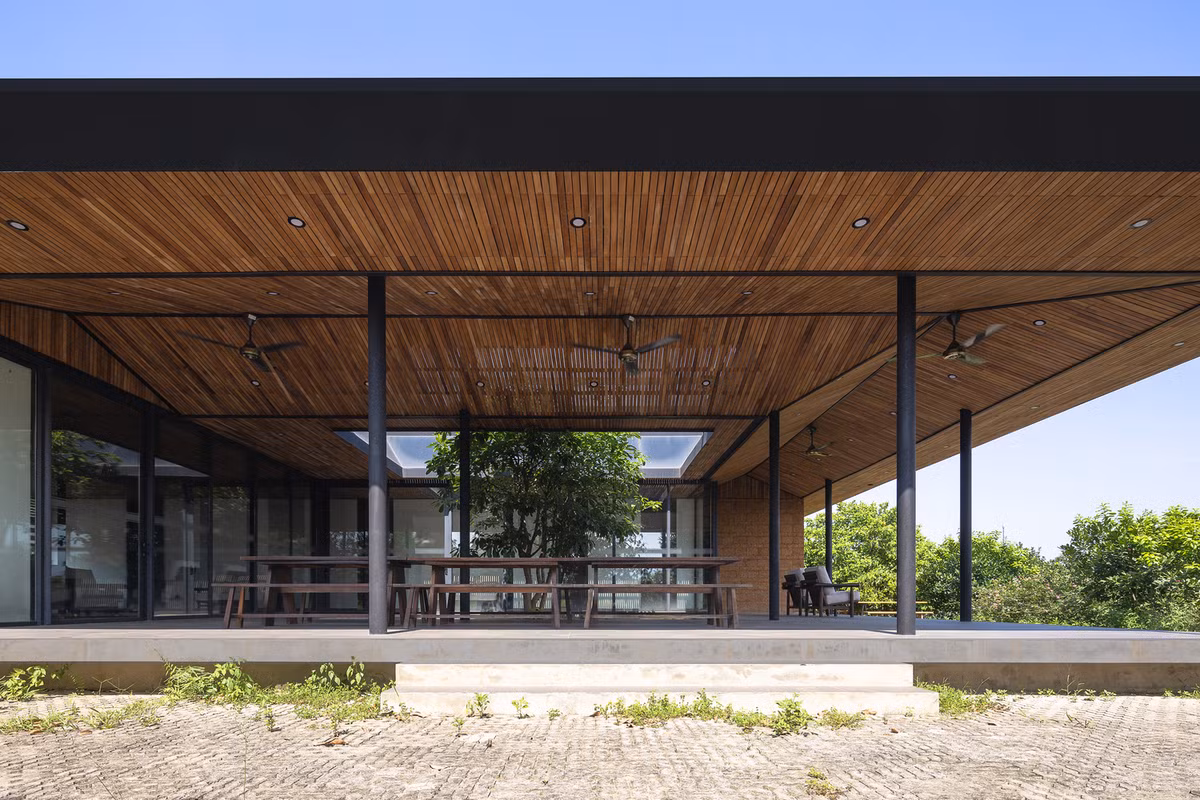 Thiết kế hướng tới sự đơn giản và dễ thực hiện, phù hợp với những dự án mà chủ nhà tự tổ chức xây dựng. Ngoài ra, căn nhà thể hiện các nguyên tắc nội tại của kiến trúc bền vững, bao gồm việc sử dụng vật liệu địa phương, ánh sáng và thông gió tự nhiên, khả năng thực hiện đơn giản, hiệu quả năng lượng và thiết kế hài hòa với thiên nhiên.