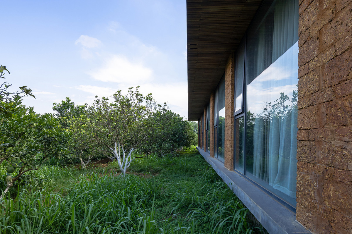  Căn nhà sử dụng toàn bộ cửa bằng kính giúp lấy ánh sáng tự nhiên cũng như để tầm nhìn ra khu vườn xanh mát không bị giới hạn. Nguồn ảnh: Triệu Chiến