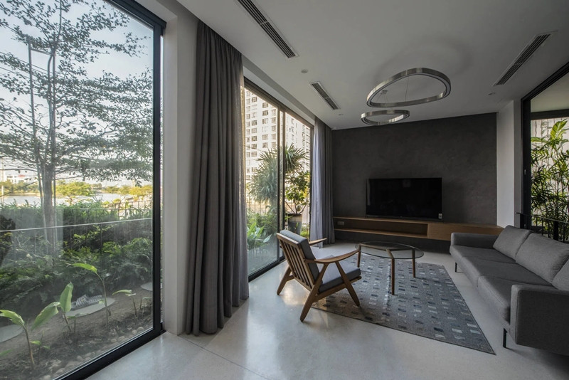 Các khối công năng cũng được sắp xếp lùi lại để dành chỗ cho khoảng vườn xanh mát.